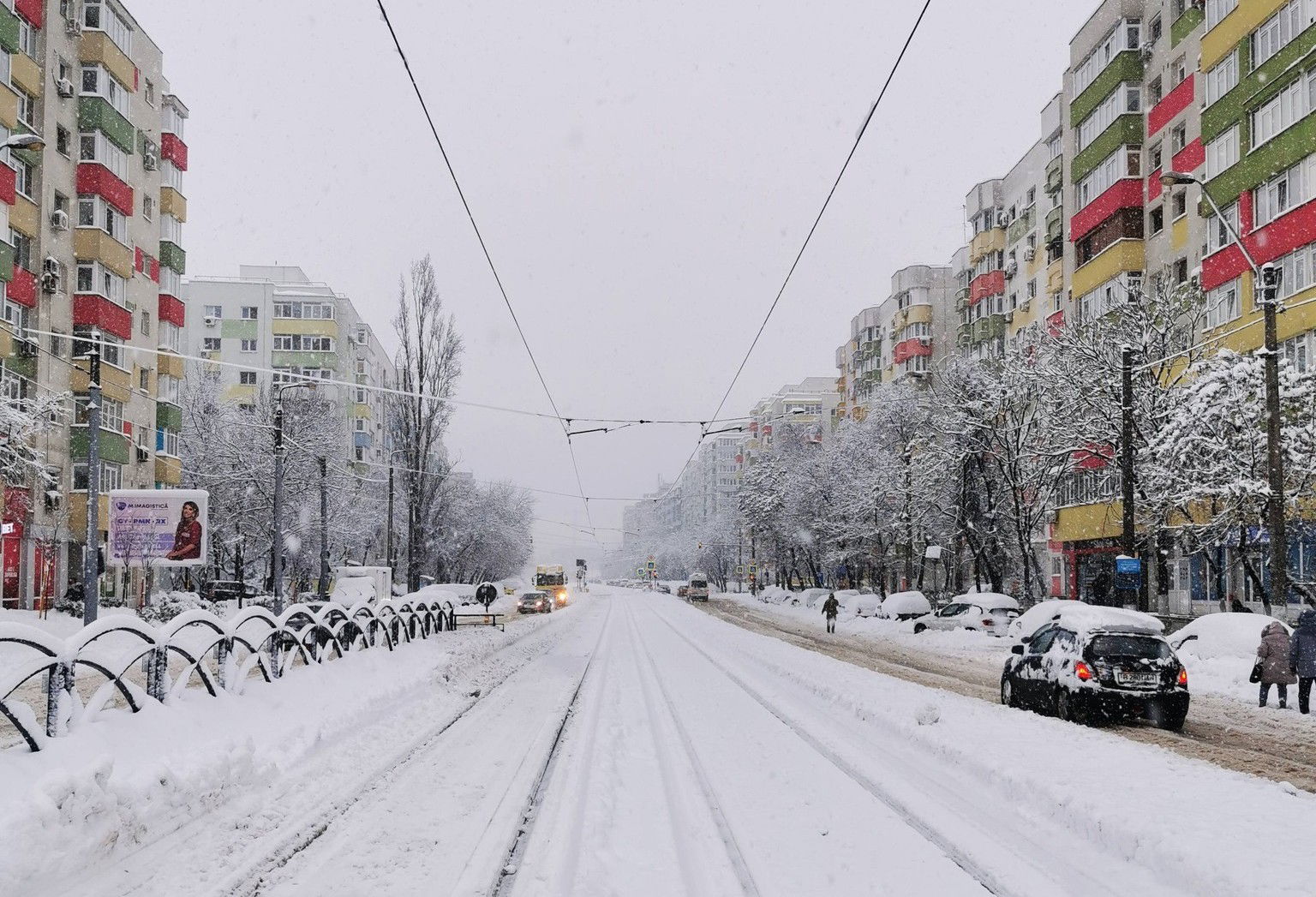 Huszonegy megyében okozott fennakadásokat a havazás, Bukarestben a hókotró is elakadt | VIDEÓ
