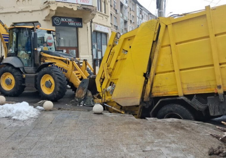 Amikor „beszakad a föld”: hulladékszállító esett gödörbe Galați szívében | VIDEÓ