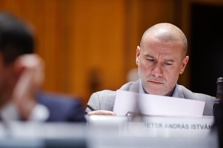 Egyszerű indítványt nyújtott be az AUR a Demeter András kulturális miniszter ellen