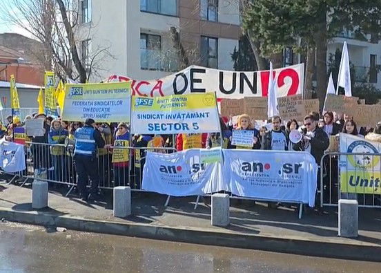 Tüntetnek a pedagógusok és egyetemisták: nem értenek egyet a költségvetési hiány csökkentésére hozott politikai intézkedésekkel