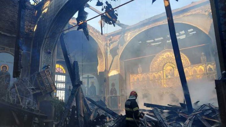 FRISSÍTVE | Kigyulladt egy templom Prahova megyében, leomlott a főtorony