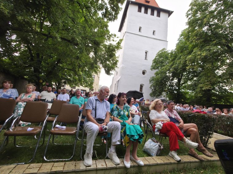 Kultúra, közösség és hagyomány a Csonkatorony tövében