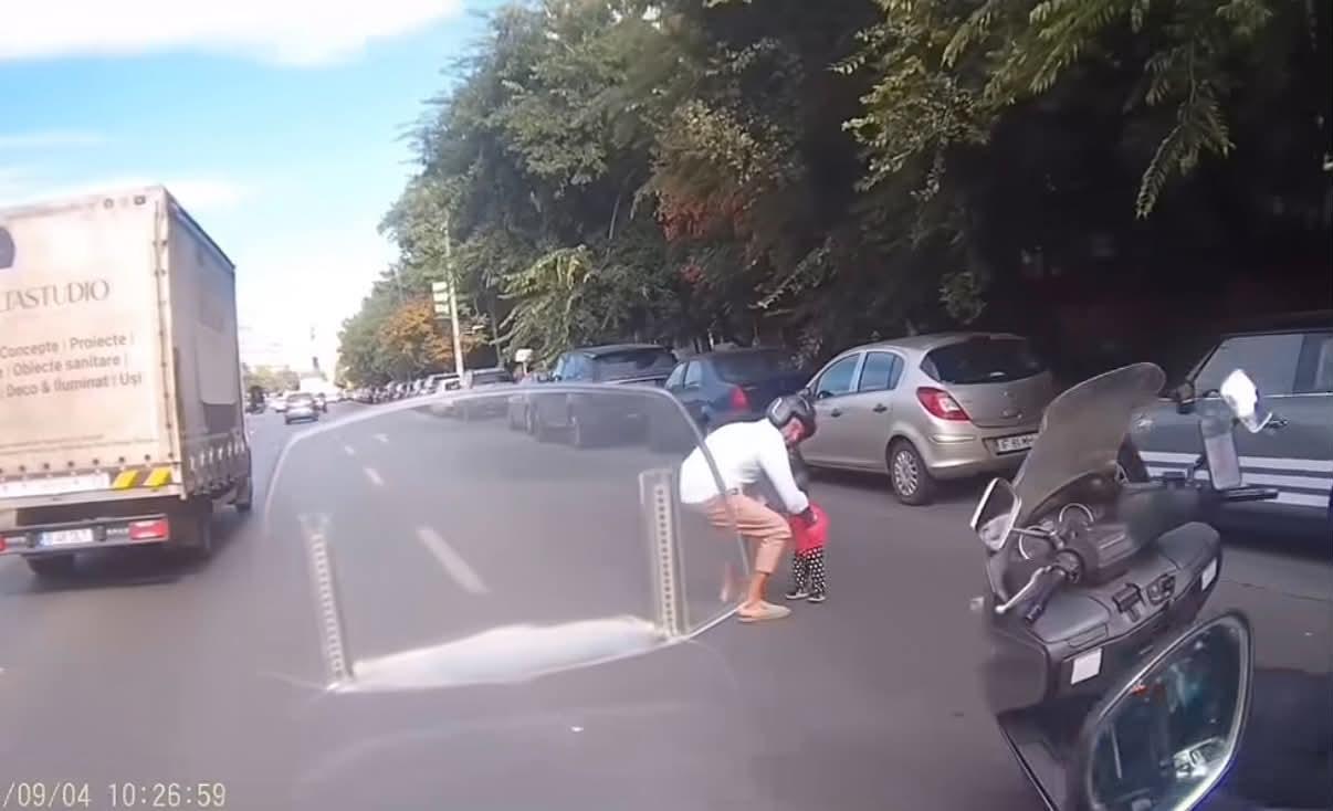 Tragédia lehetett volna belőle: robogós mentette meg az úttestre került kislányt | VIDEÓ