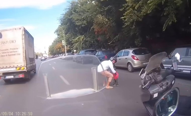 Tragédia lehetett volna belőle: robogós mentette meg az úttestre került kislányt | VIDEÓ