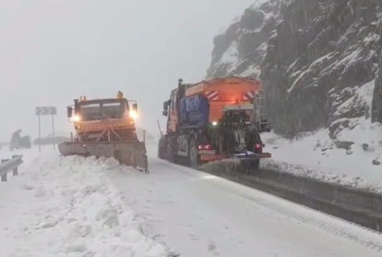 Kiadós havazás a Transzfogarason: hókotrókkal takarították az utat│VIDEÓ