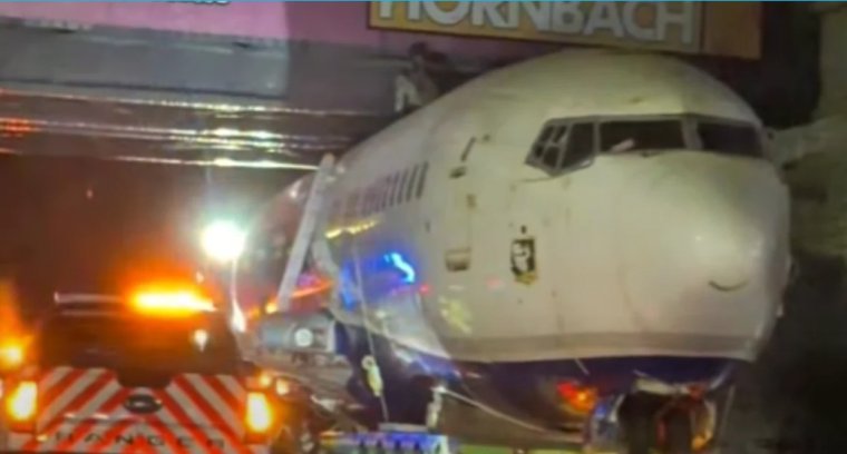 Szürreális látvány Bukarest közelében: utasszállító repülőgép szorult be egy híd alá | VIDEÓ