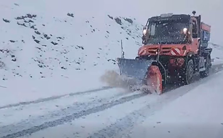 Lezárták a Transzalpina magashegyi út egy szakaszát, az Omu-csúcson már félméteres a hóréteg | VIDEÓ