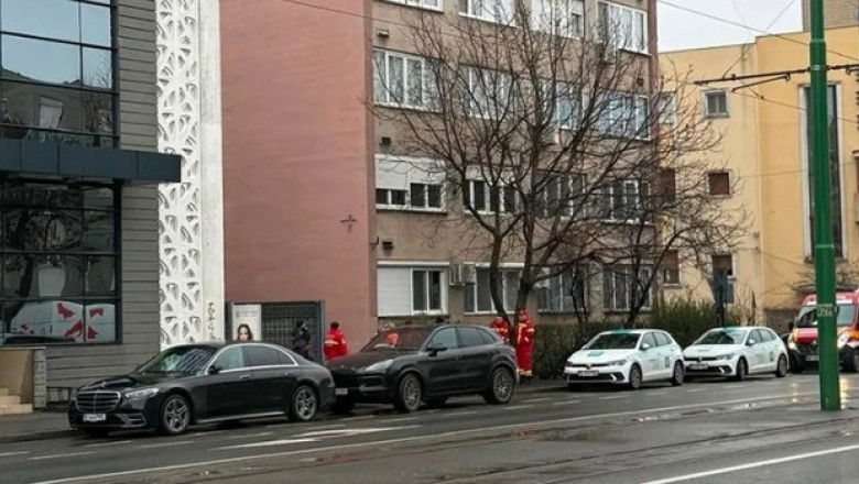 Frissítve│Lezuhant két férfi Aradon egy tízemeletes tömbház tetejéről