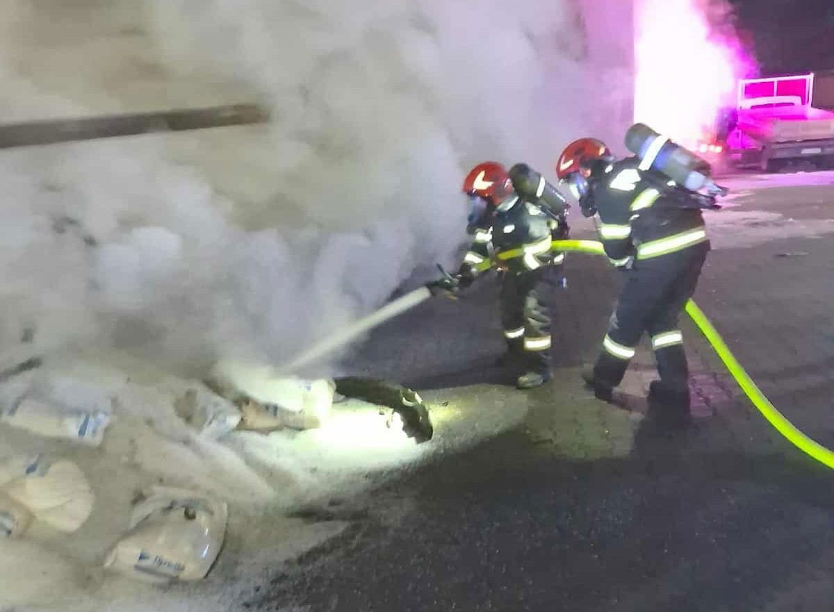 Kigyulladt egy teherautó Báródsomosnál