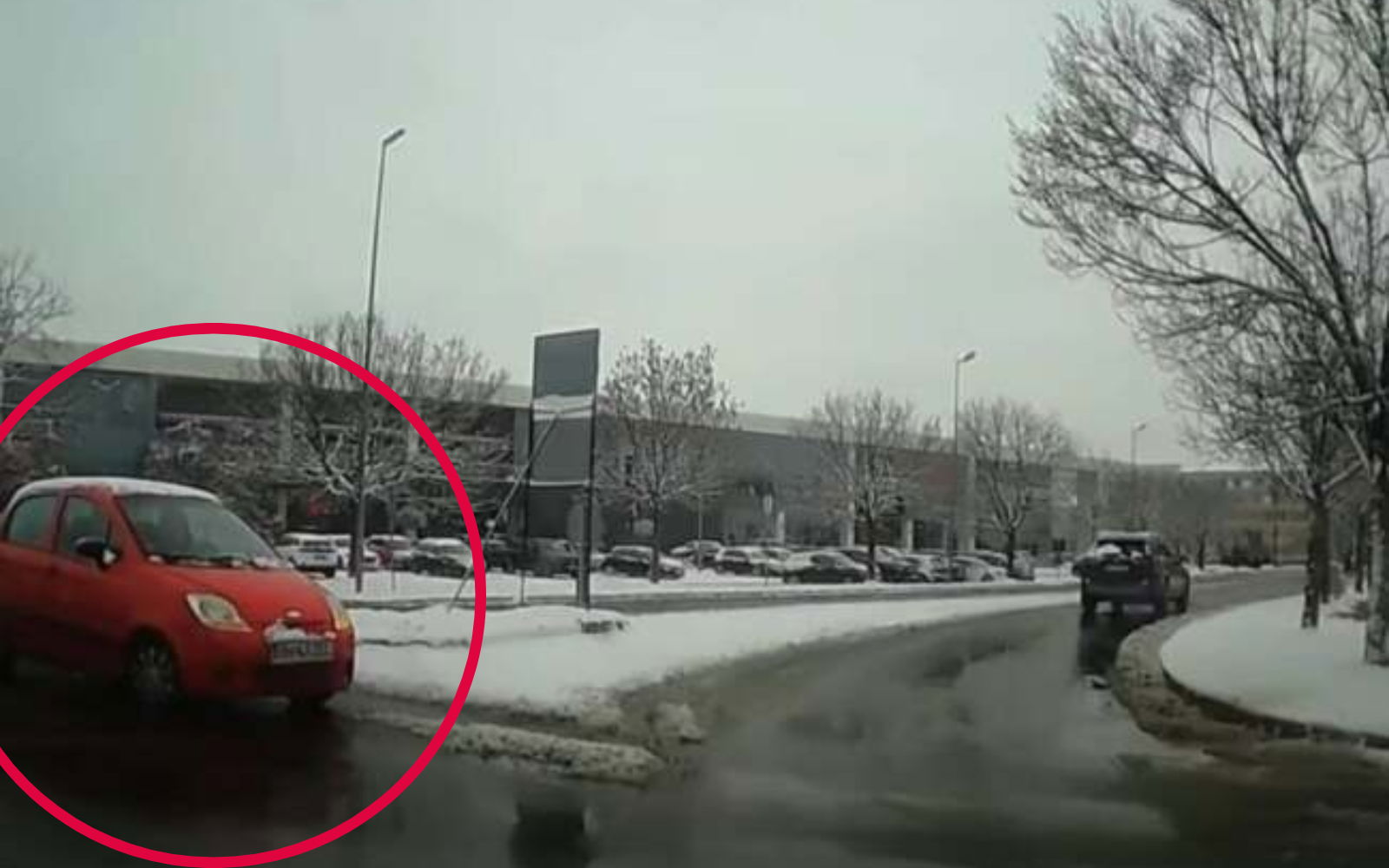 Szembeforgalom a körforgalomban – újabb veszélyes incidens Nagyváradon | VIDEÓ