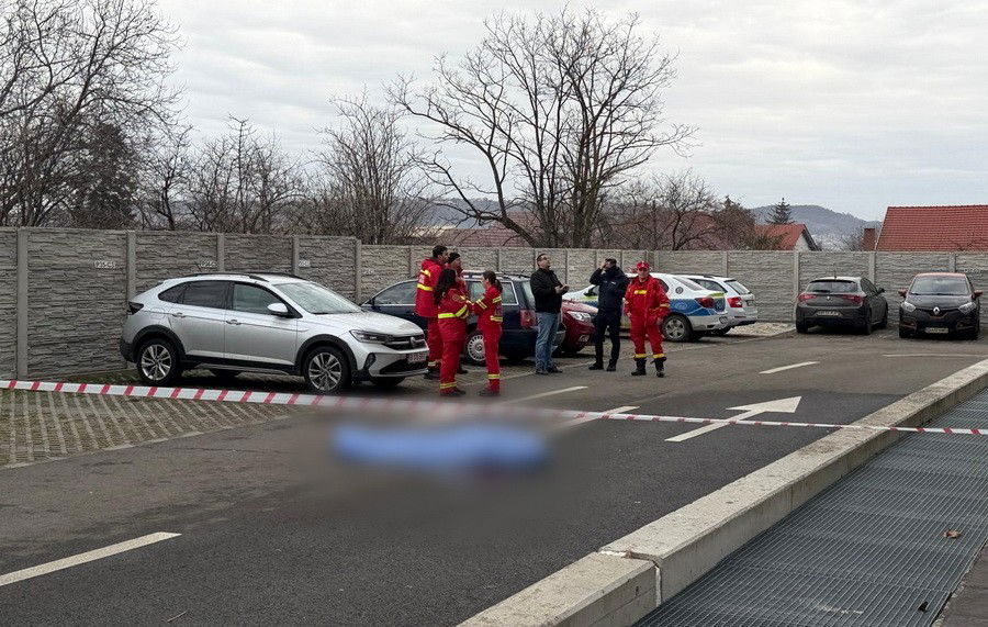 FRISSÍTVE | Sokkoló haláleset: egy 13 éves fiú zuhant le Váradszőllősön egy tömbház tetőjéről, vizsgálják a térfigyelő kamerák felvételeit | VIDEÓ