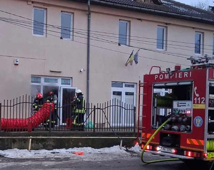 Kigyulladt egy élelmiszerbolt Margittán, az üzletvezetőt kórházba szállították