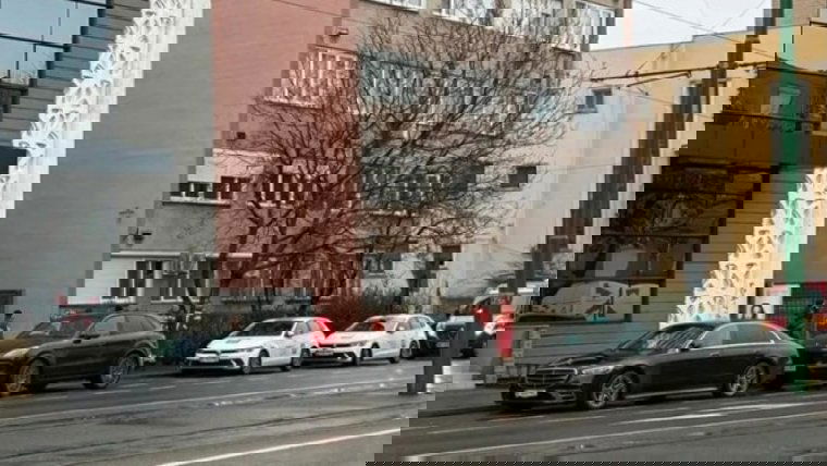 Frissítve│Lezuhant két férfi Aradon egy tízemeletes tömbház tetejéről