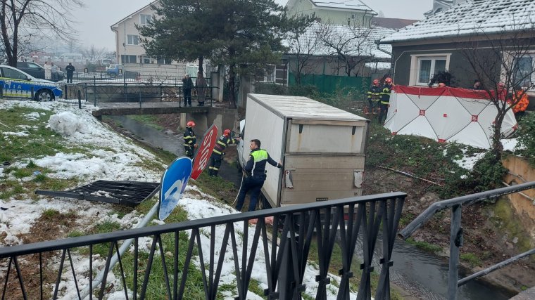 FRISSÍTVE| A Pecébe hajtott Félixfürdőn egy kisteherautó, sofőrje elhunyt