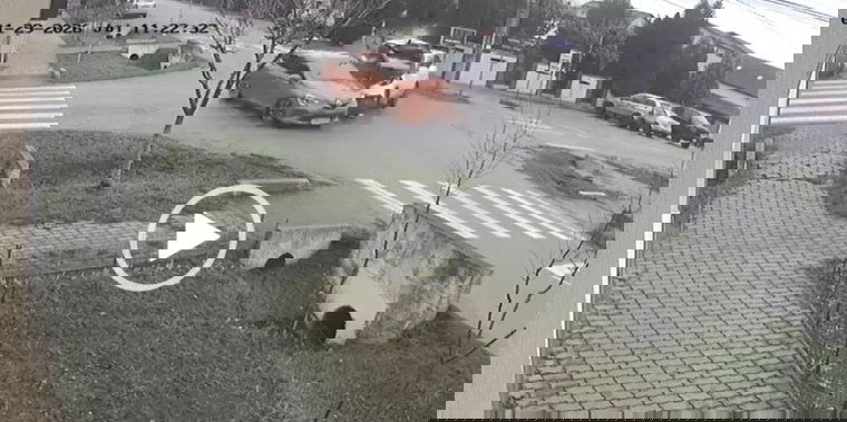 Térfigyelő kamera rögzítette, amint összeütközött két autó Temes megyében