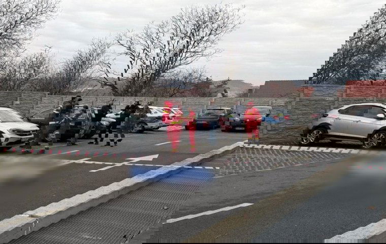 FRISSÍTVE | Sokkoló haláleset: egy 13 éves fiú zuhant le Váradszőllősön egy tömbház tetőjéről, vizsgálják a térfigyelő kamerák felvételeit | VIDEÓ