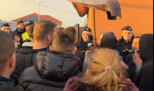 Tiltakozók gyűltek össze a csenei gyilkosságban érintett 13 éves gyermek nagyapjának a háza előtt | VIDEÓ