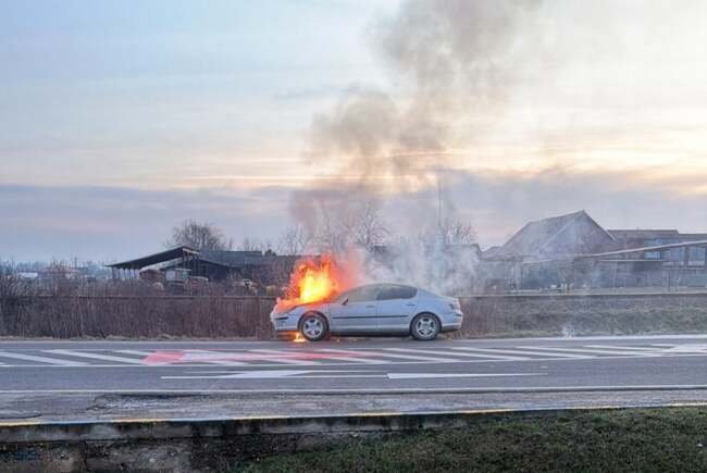 Menet közben gyulladt ki egy személyautó Bisztraterebesen