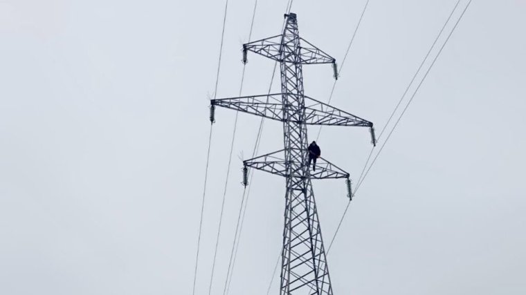 Frissítve│Lemászott a villanyoszlopról az öngyilkossággal fenyegetőző ürgetegi férfi