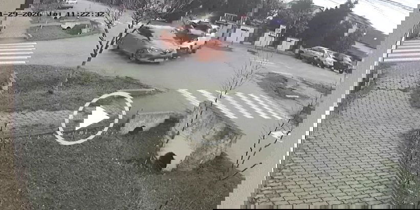 Térfigyelő kamera rögzítette, amint összeütközött két autó Temes megyében