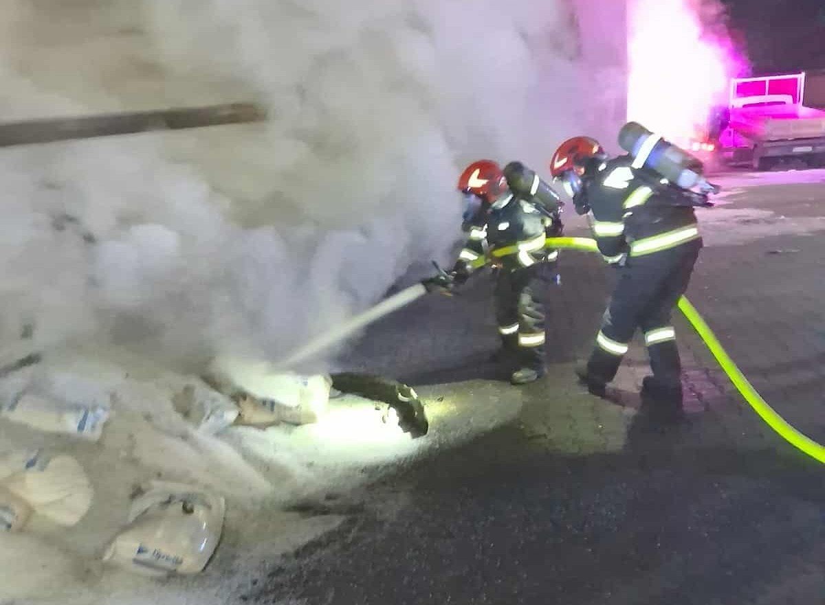 Kigyulladt egy teherautó Báródsomosnál