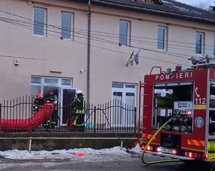 Kigyulladt egy élelmiszerbolt Margittán, az üzletvezetőt kórházba szállították