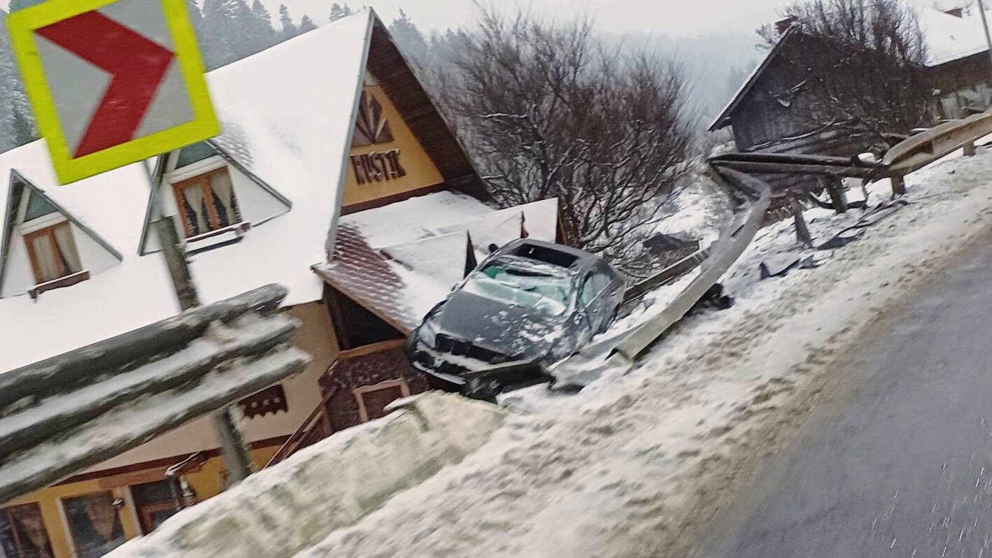 Egy panzió tetejére csúszott az autójával egy fiatal sofőr Predealon