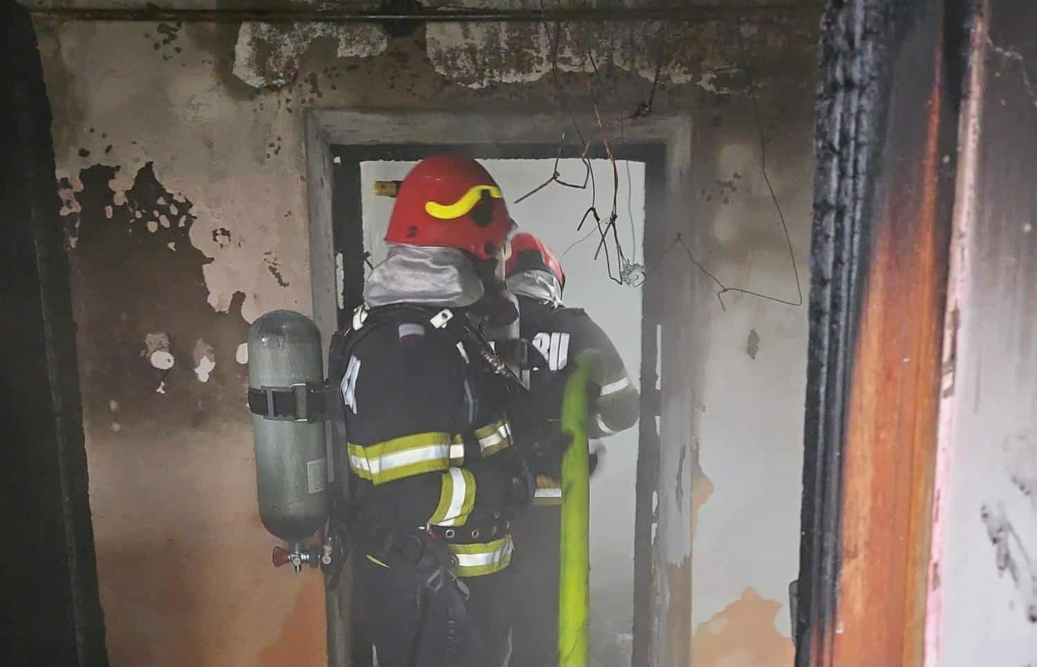 Kigyulladt egy ház Bisztraterebesen, a tulajdonosnak sikerült időben kimenekülnie