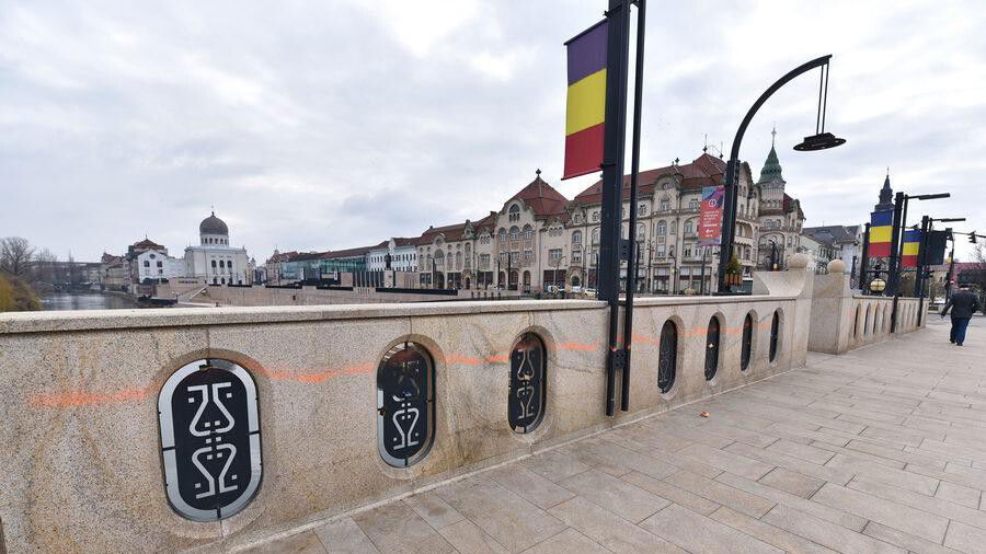 Festékszóróval fújták le a váradi Szent László hidat