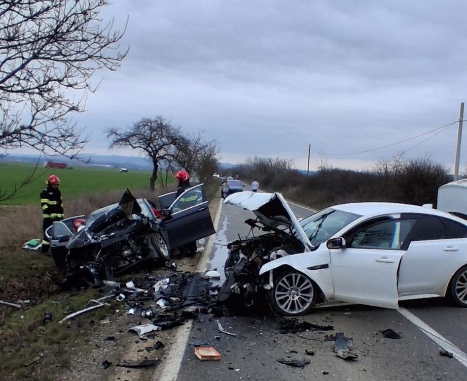 Durván összeütközött két személyautó a 19E országúton, hárman megsérültek