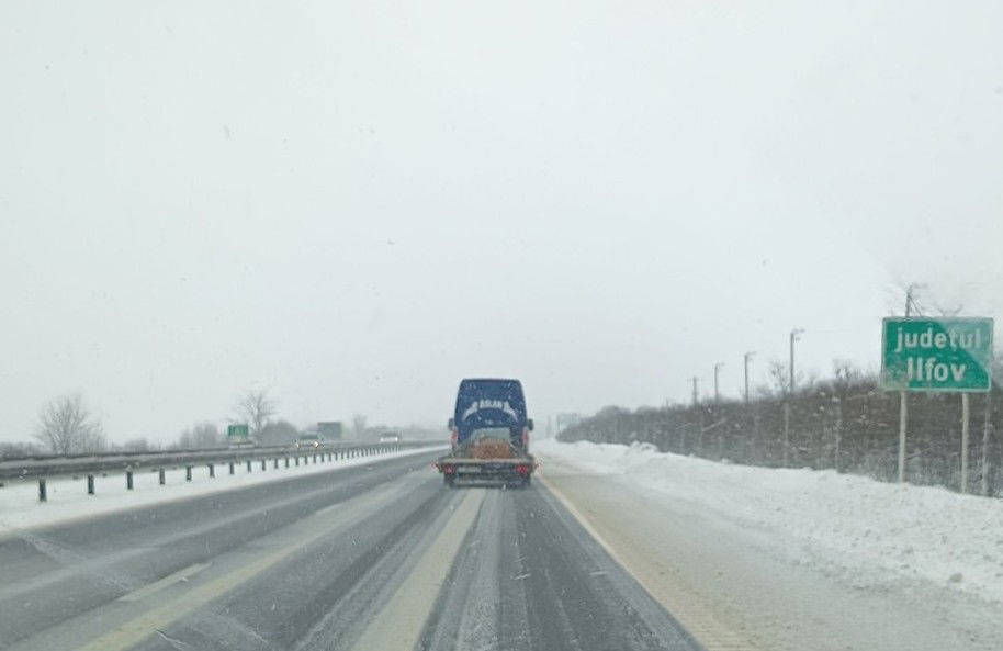 Az ország hét megyéjében és Bukarestben zajlanak bevetések, 58 gépjármű akadt el a hóban