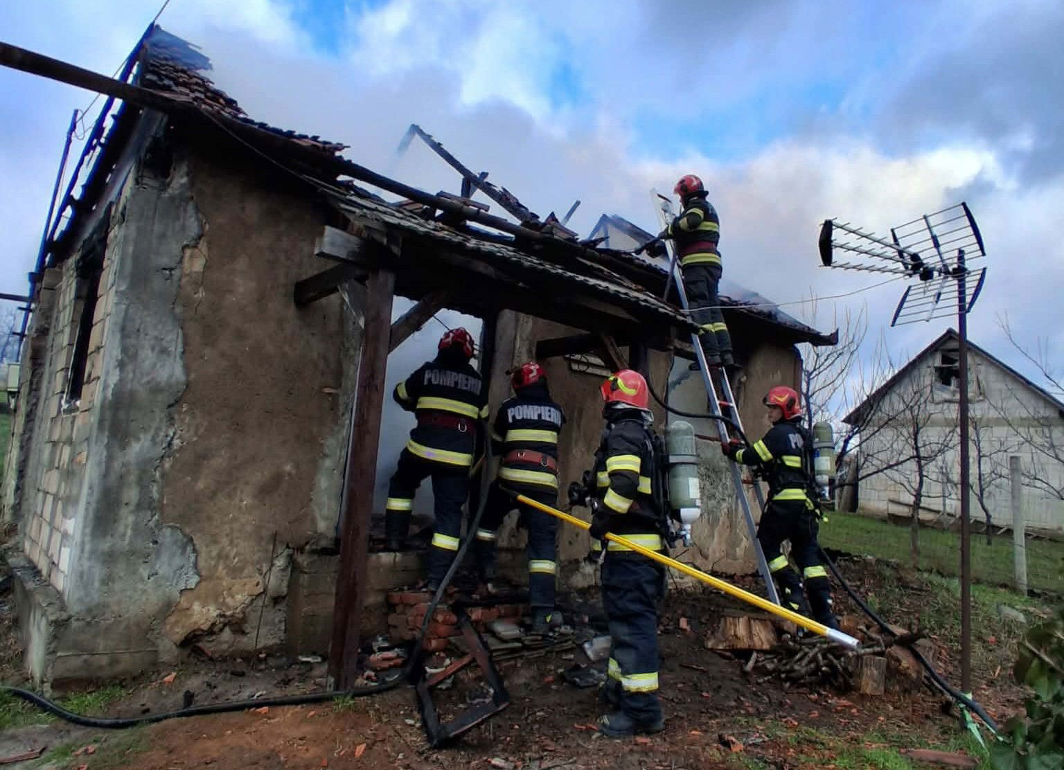 Kigyulladt egy ház Hegyközszáldobágyon, tulajdonosa égési sérüléseket szenvedett
