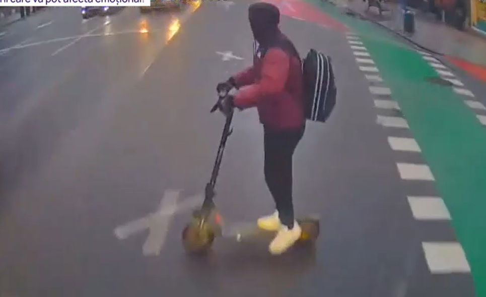 Kamera rögzítette, amint elgázol egy busz egy rollerező fiatalt Kolozsváron│VIDEÓ