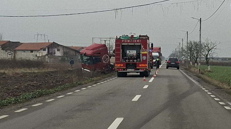 Árokba hajtott egy teherautó Bisztraterebesnél