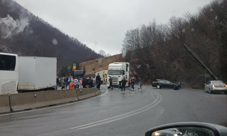 Teherautó és személygépjármű ütközött a Királyhágón