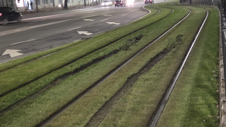 Ismét „felszántották” a füvesített sínpályát Nagyváradon