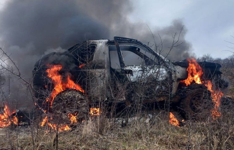 Teljesen kiégett egy autó Érábrány községben, a 70 éves sofőrt kórházba szállították