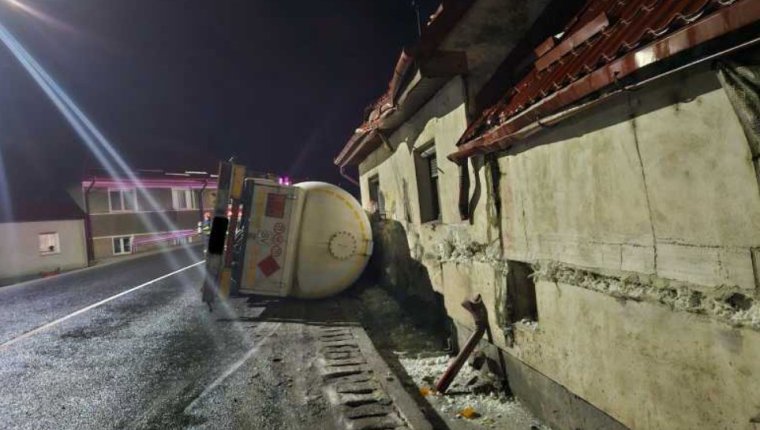 Felborult egy gázt szállító tartálykocsi Szeben megyében