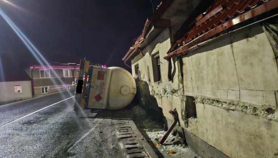 Felborult egy gázt szállító tartálykocsi Szeben megyében