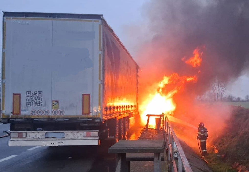 Lángba borult egy teherautó Érmihályfalva kijáratánál