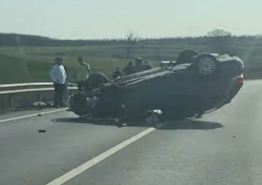 Felborult egy gépjármű Székelyhídnál, a sofőr saját lábán szállt ki az autóból