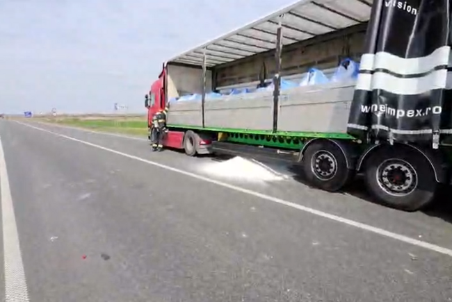 Ammónium-nitrátot szállító kamion balesetezett Temes megyében | VIDEÓ