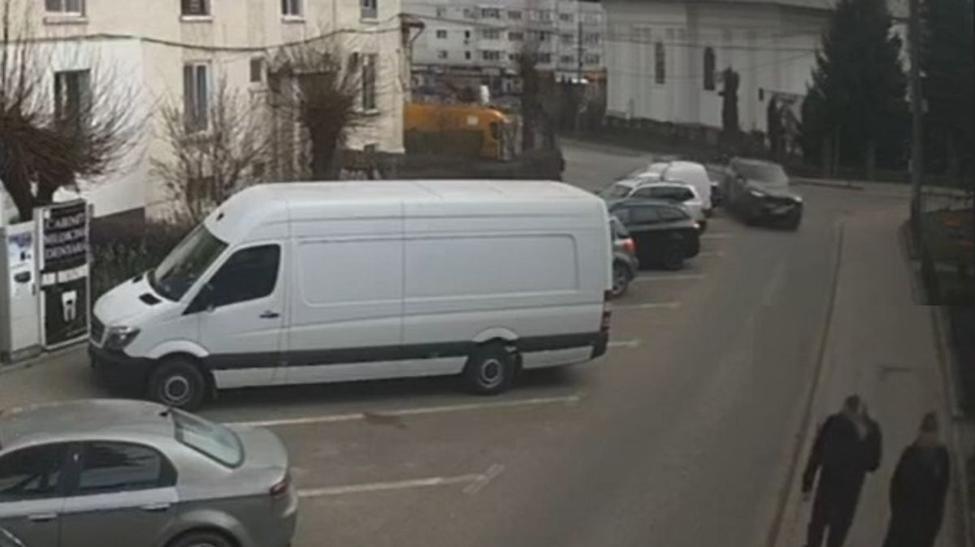 Négy sérült, miután egy autó a járdán haladó emberek közé hajtott Suceava megyében | VIDEÓ