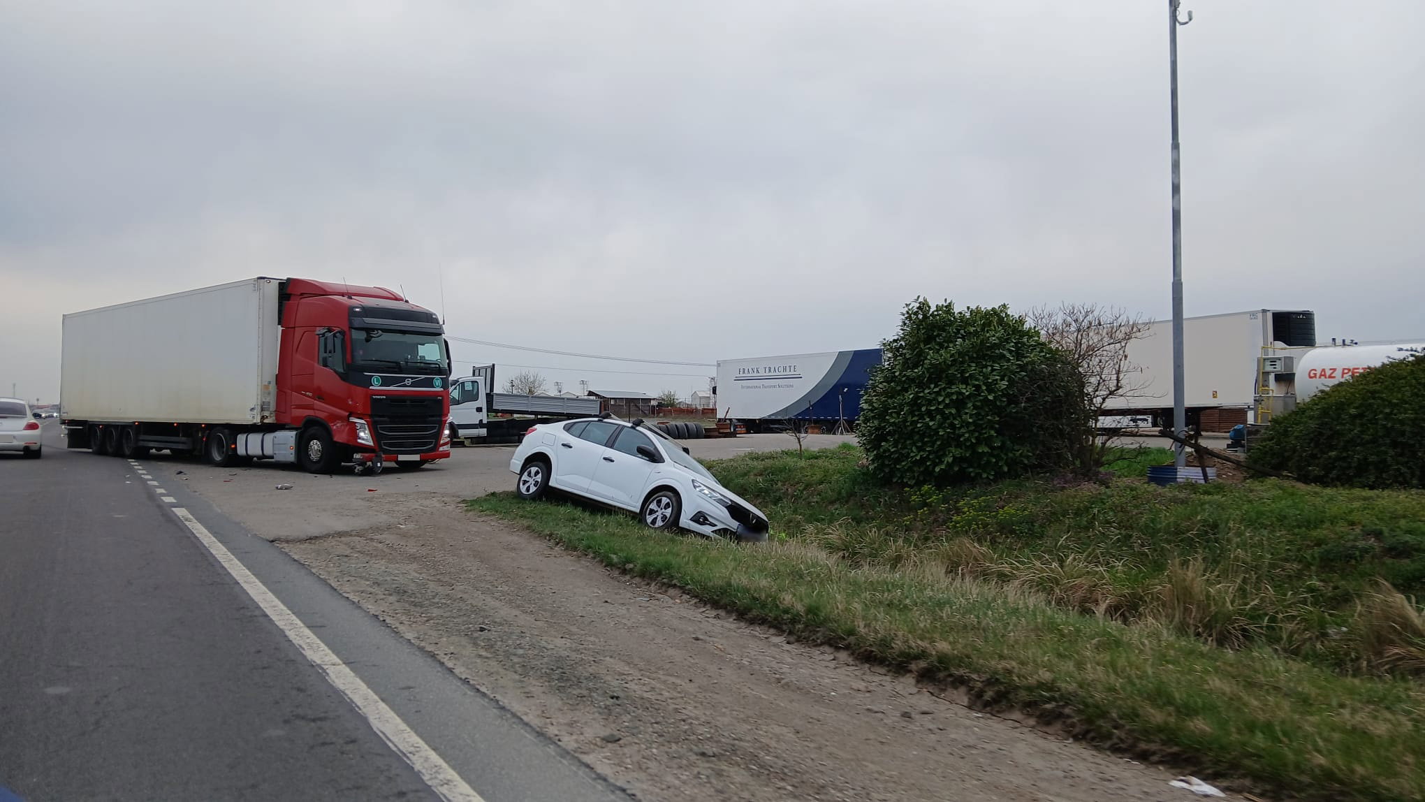 Teherautó és személygépjármű ütközött Váradlesnél