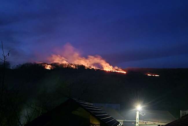 Tűz keletkezett Bodonoson, a lángok közelítenek az erdőhöz | VIDEÓ