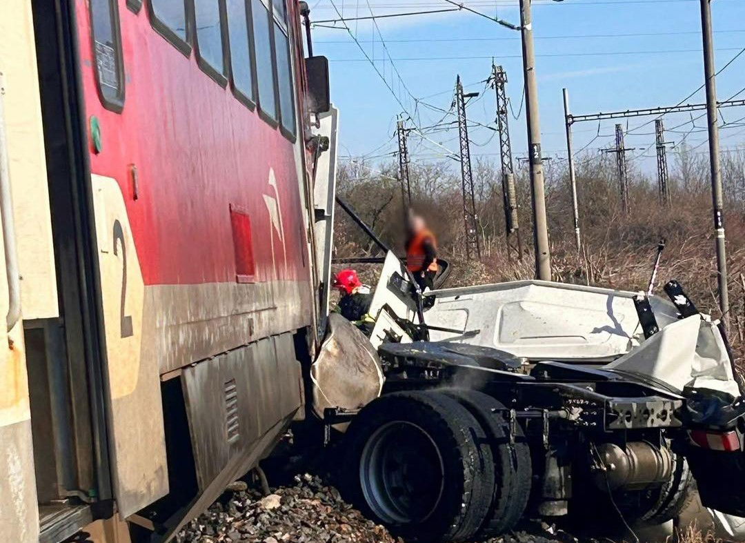 Kamera rögzítette, ahogy egy vonat nekicsapódik egy teherautónak Érsekújváron
