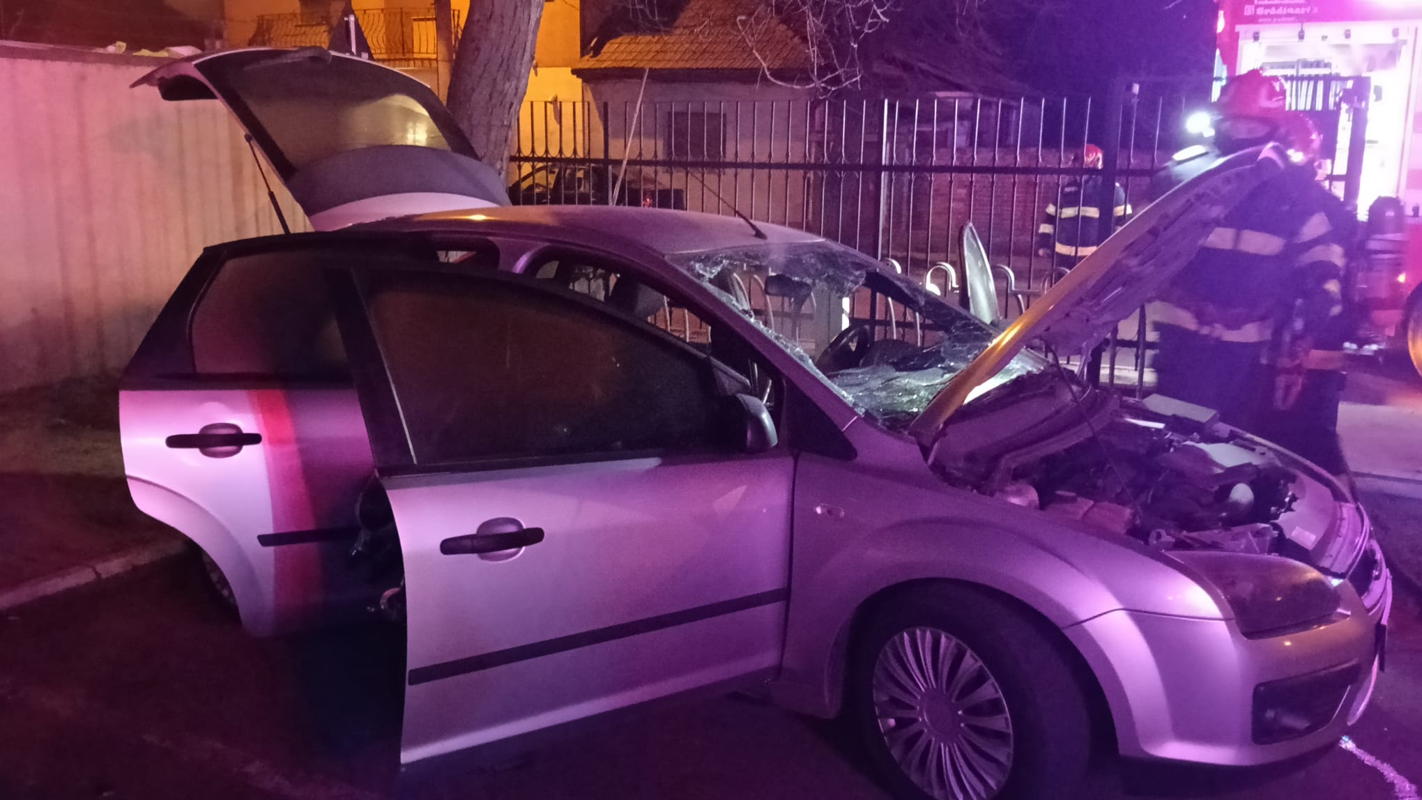 Kigyulladt egy gépjármű egy váradi iskola parkolójában