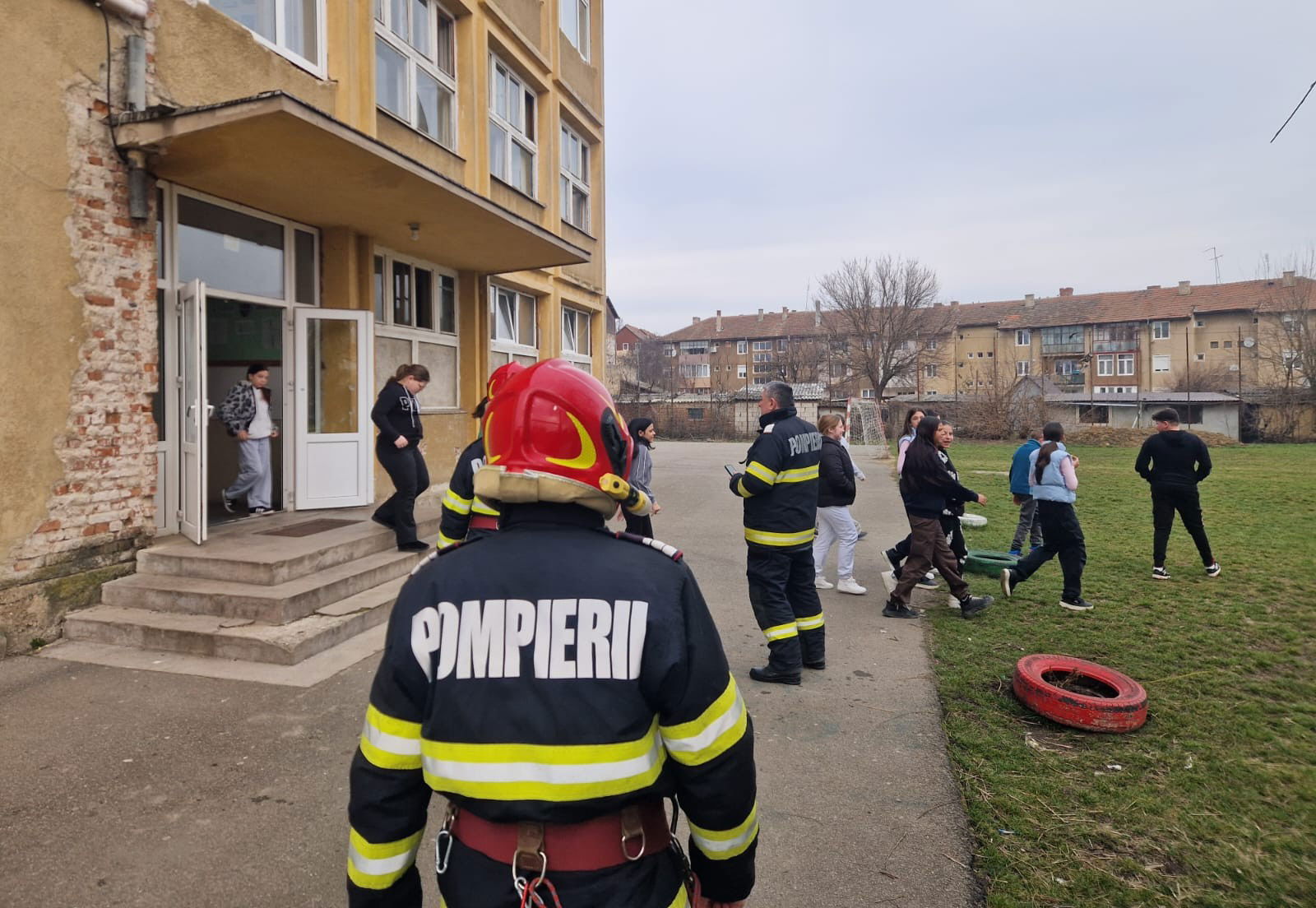 Negyvenkilenc év telt el az 1977-es földrengés óta: a tűzoltók emlékeztetnek az életmentő szabályokra