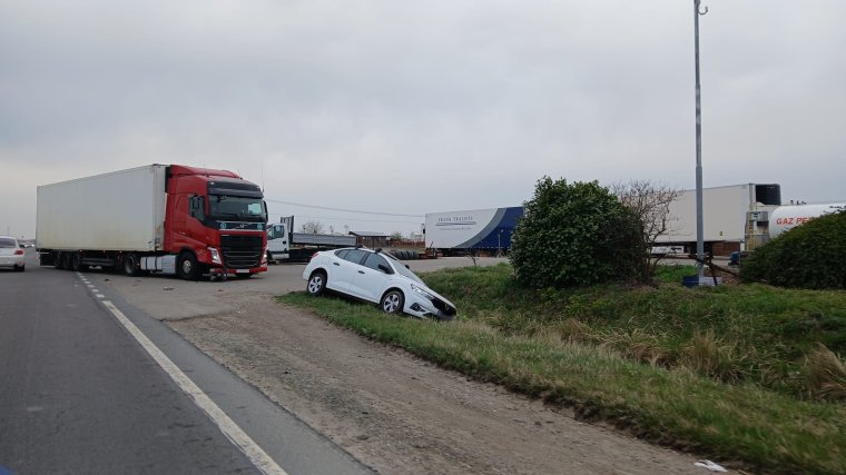 Teherautó és személygépjármű ütközött Váradlesnél