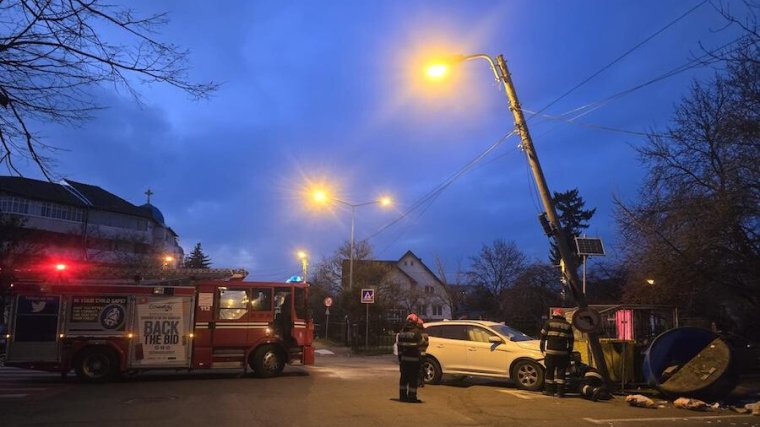 A villanyoszlop állított meg egy balesetben érintett autót Nagyváradon